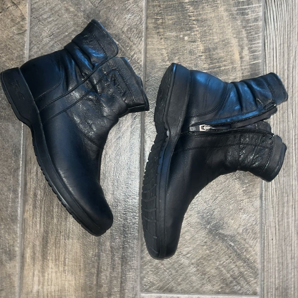 Teva black leather boots w/ zippers